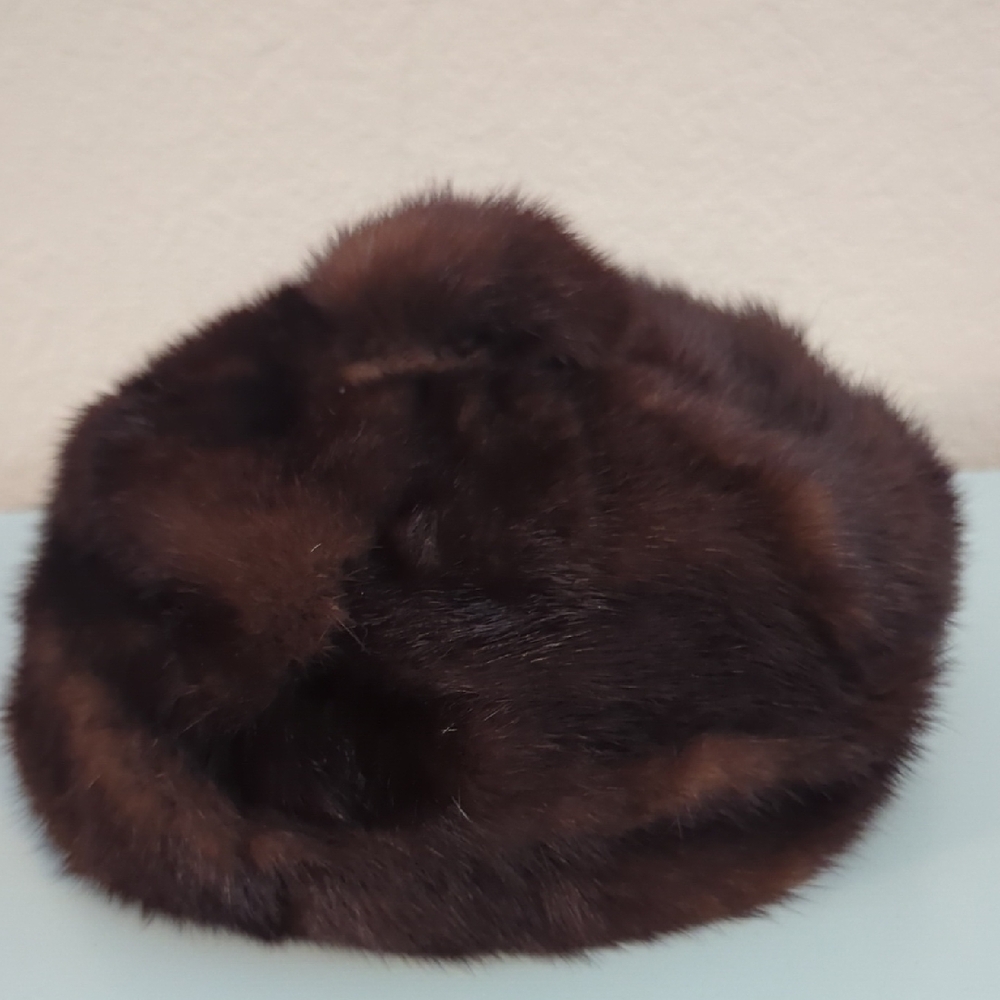 Saks Fifth Avenue Luxurious Dark Brown Fur Hat